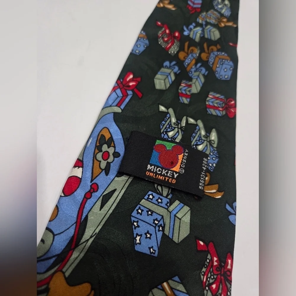 Disney Mickey and Minnie Christmas Tie - Picture 3 of 6